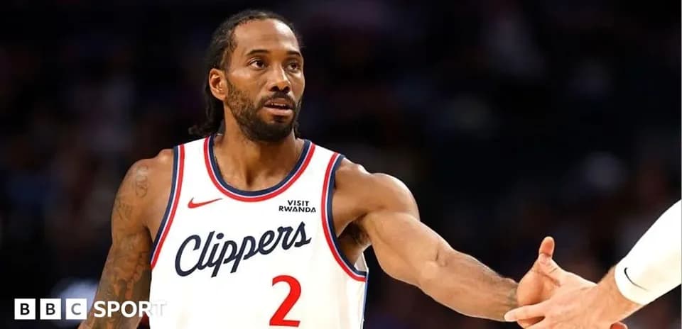 Jugador de los Clippers estrechando manos en la cancha