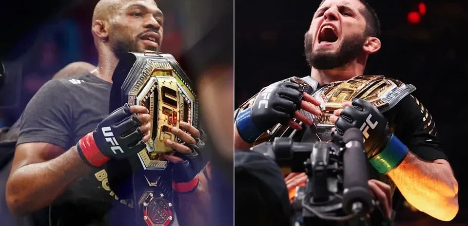 Luchadores sosteniendo cinturones de campeón de UFC