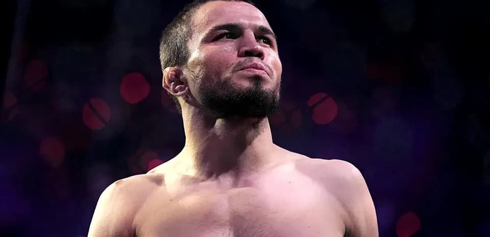 Luchador de MMA en el octágono antes de la pelea