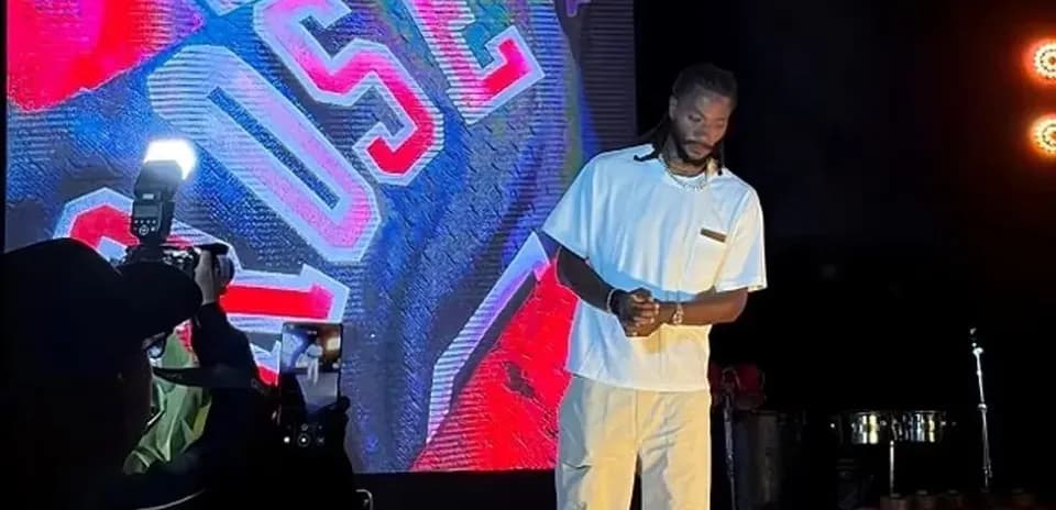 Artista actuando en un escenario iluminado