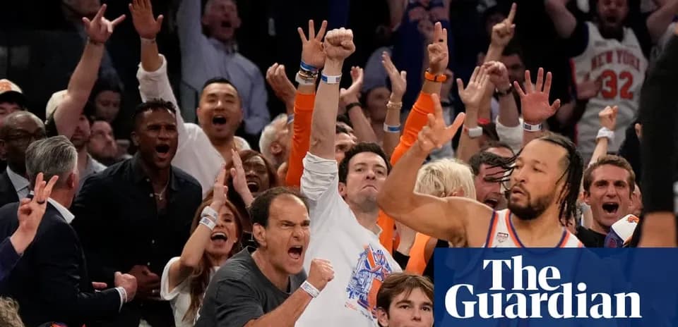 Aficionados animando en un partido de baloncesto