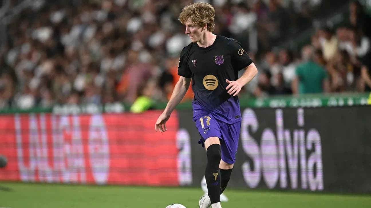 Jugador de fútbol con balón en el campo