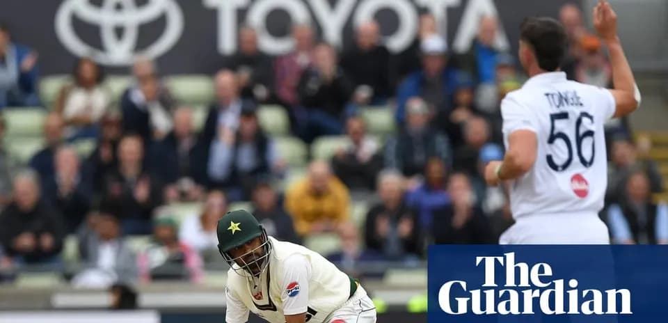 Jugador de críquet de Pakistán batiendo en el campo