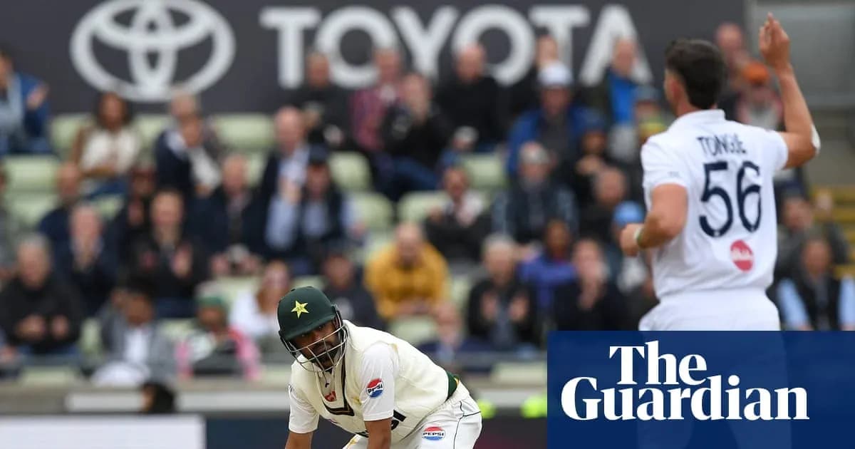Jugador de críquet de Pakistán batiendo en el campo