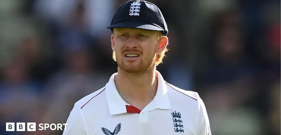 Jugador de cricket de Inglaterra en uniforme en el campo