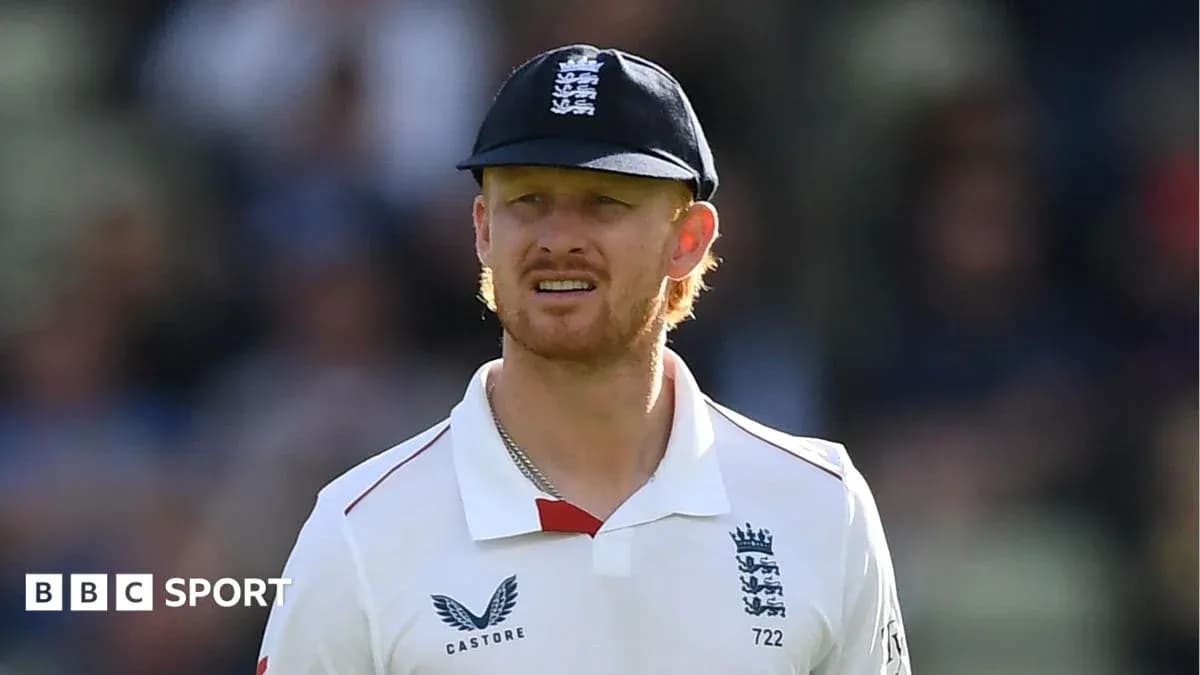Jugador de cricket de Inglaterra en uniforme en el campo