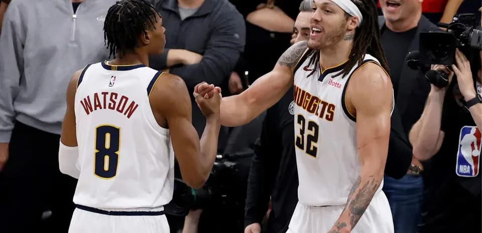 Jugadores de los Nuggets celebrando en la cancha