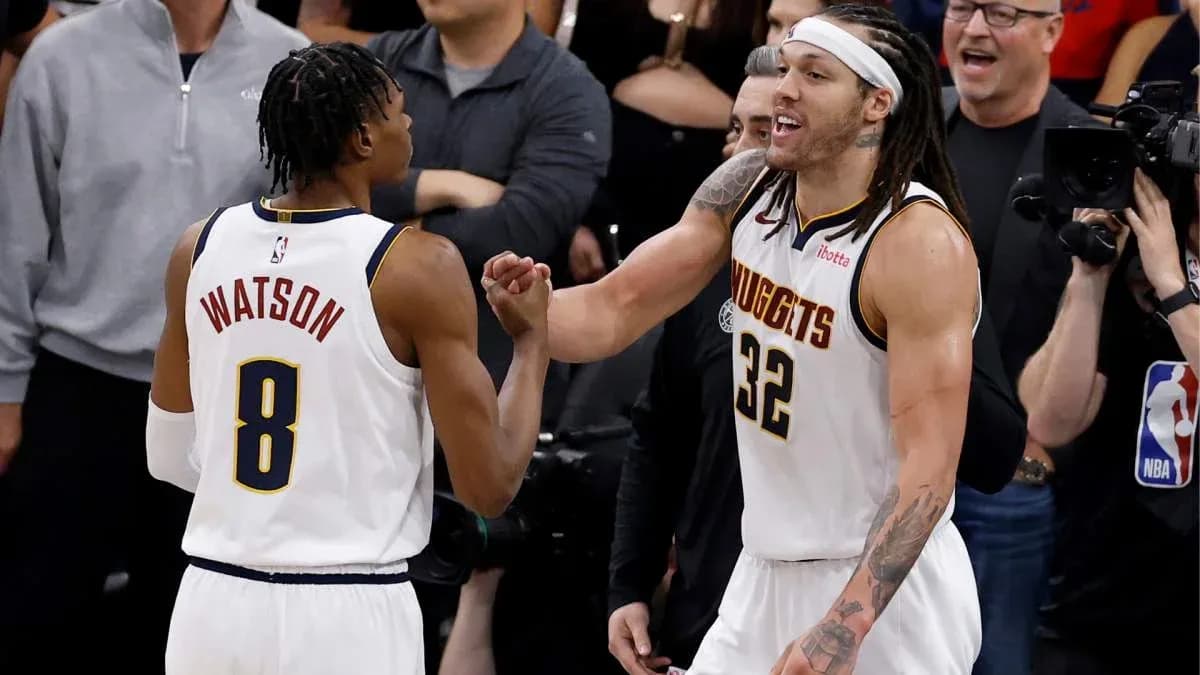 Jugadores de los Nuggets celebrando en la cancha
