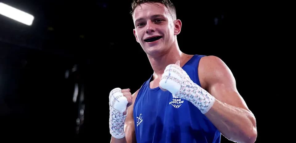 Boxeador de Team Scotland celebrando en el ring