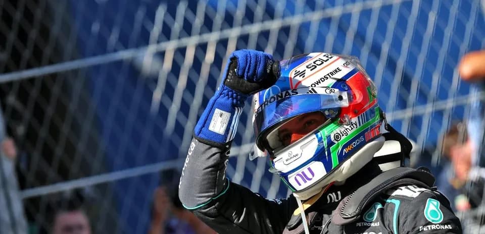 Piloto de Fórmula 1 celebrando con el puño en alto