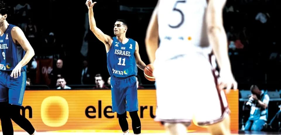 Jugador de baloncesto de Israel señalando durante partido