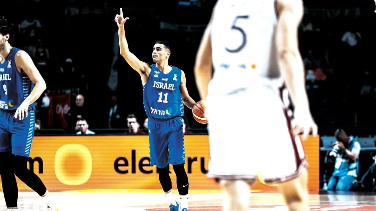 Jugador de baloncesto de Israel señalando durante partido