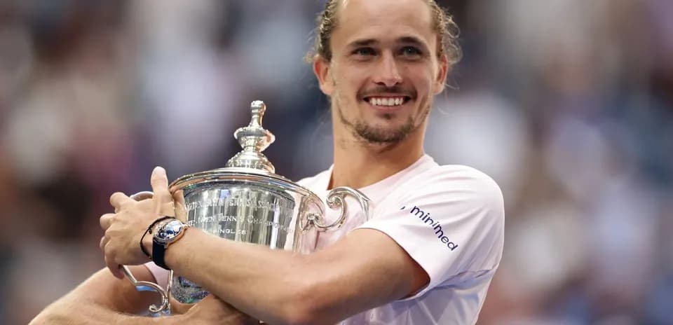 Jugador sosteniendo el trofeo del campeonato de tenis