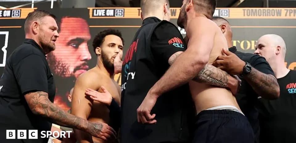 Dos boxeadores en cara a cara durante pesaje