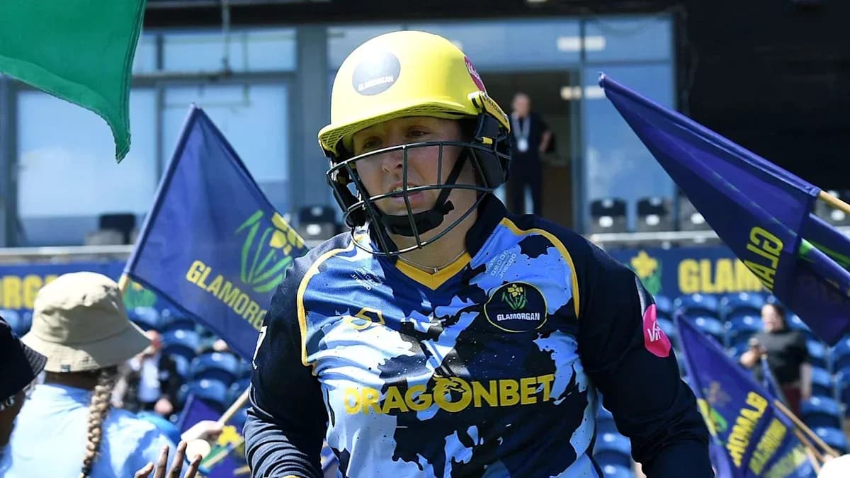 Jugadora de Glamorgan entrando al campo con banderas