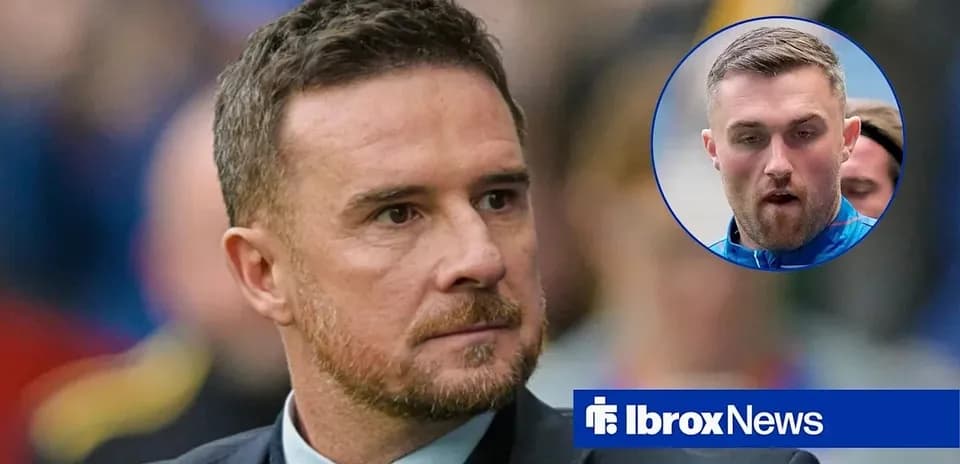 Entrenador observando partido con jugador en círculo
