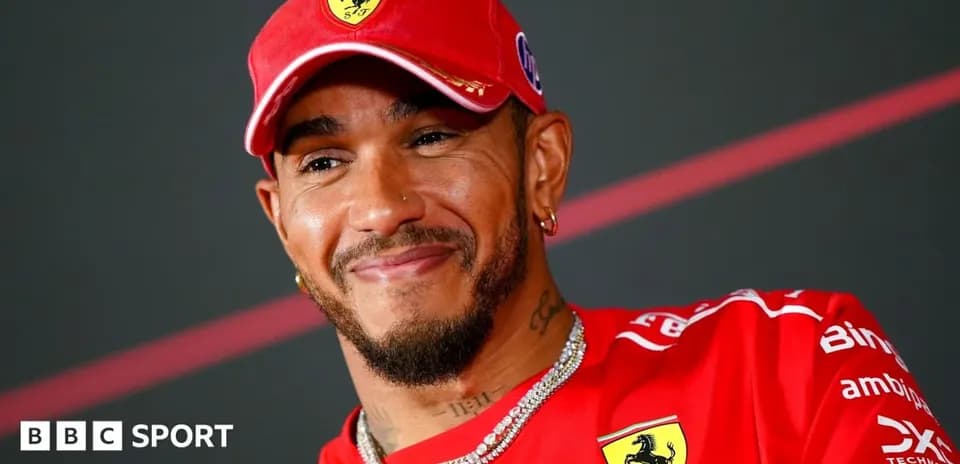 Piloto de Fórmula 1 con gorra de Ferrari sonriendo