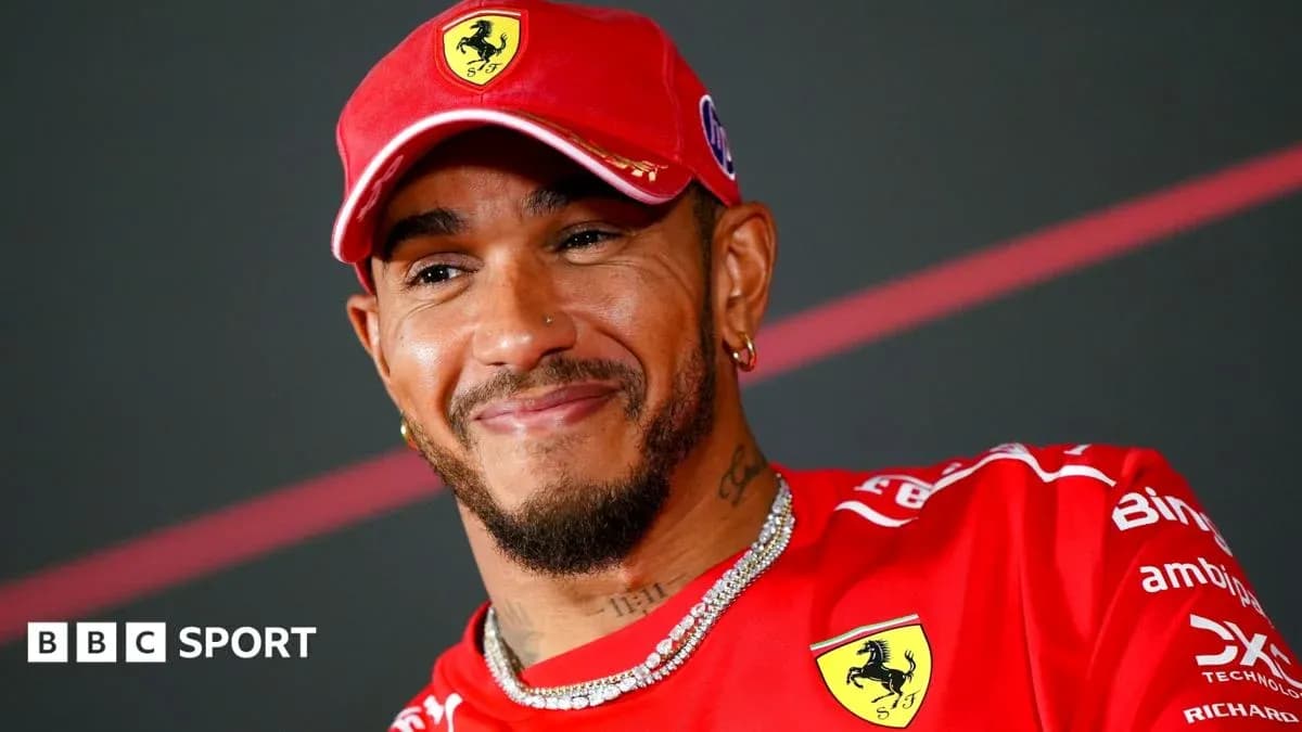 Piloto de Fórmula 1 con gorra de Ferrari sonriendo