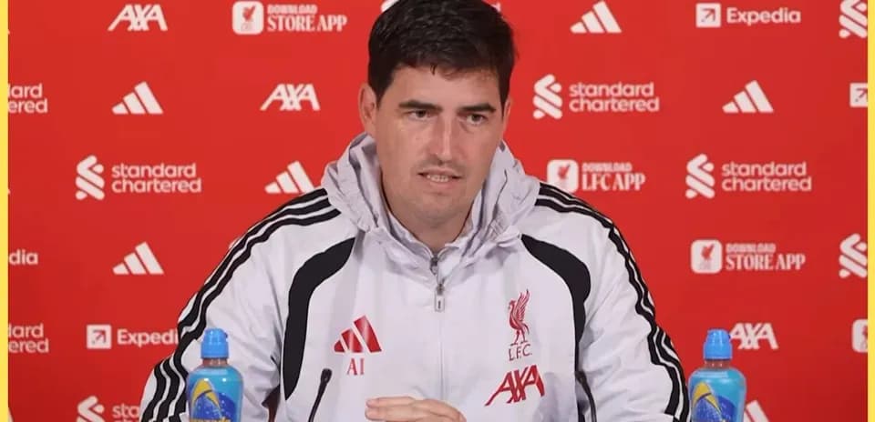 Entrenador hablando en rueda de prensa de Liverpool