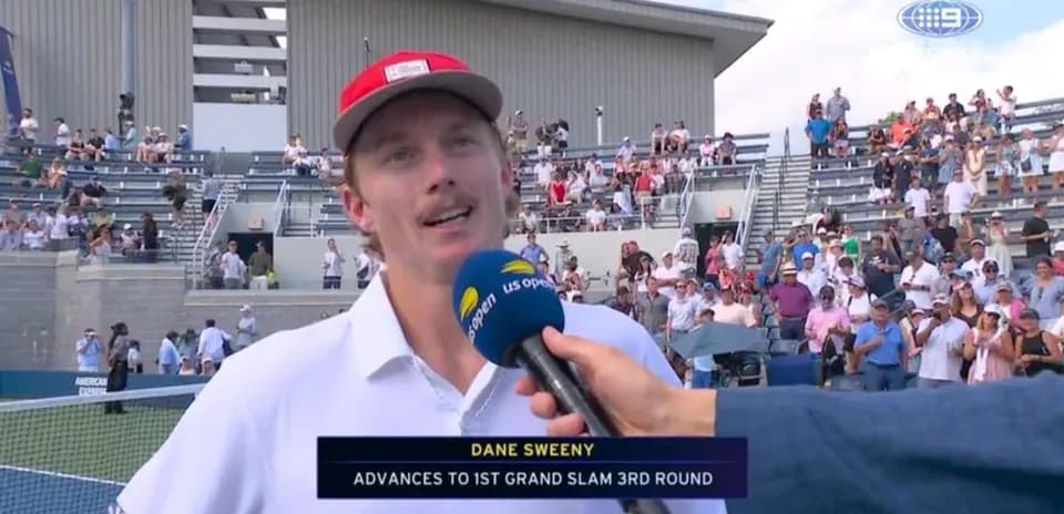 Dane Sweeny siendo entrevistado tras avanzar a la tercera ronda