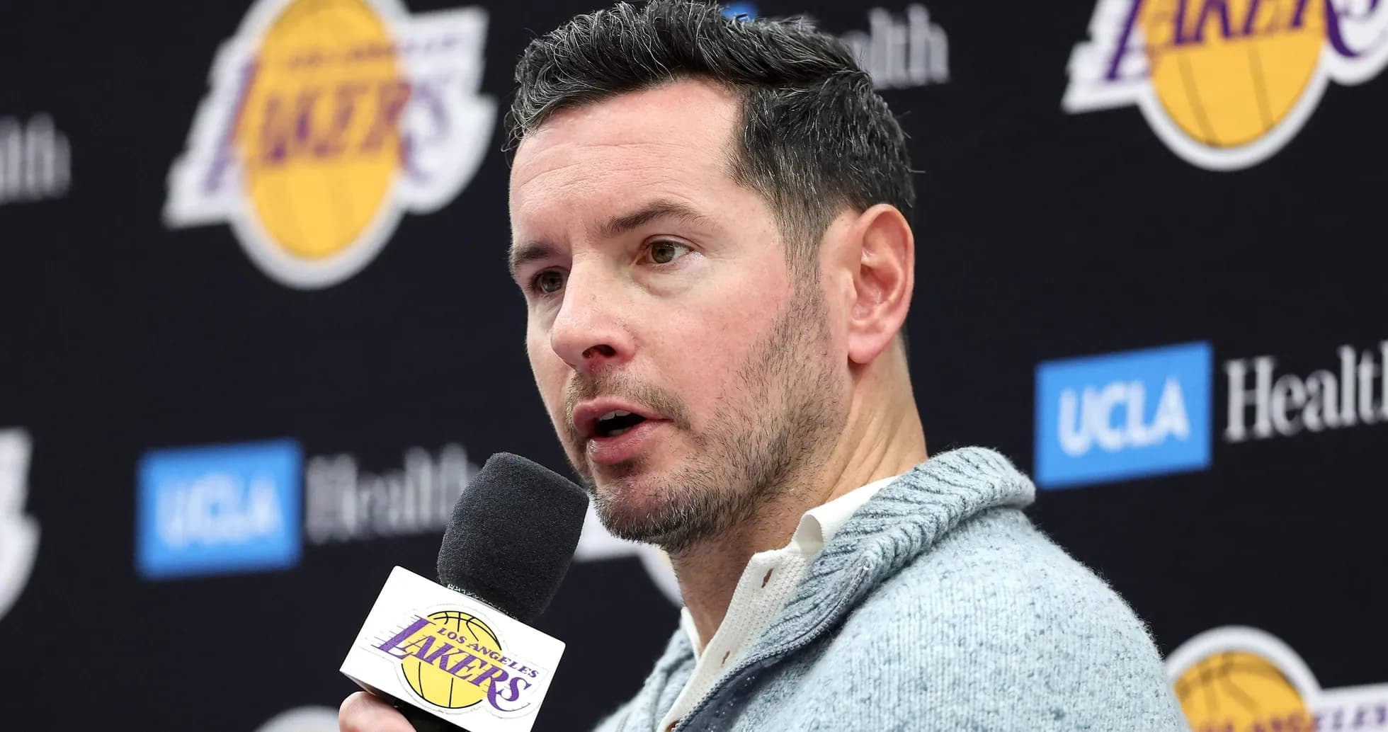 Persona hablando en conferencia de prensa de Los Angeles Lakers