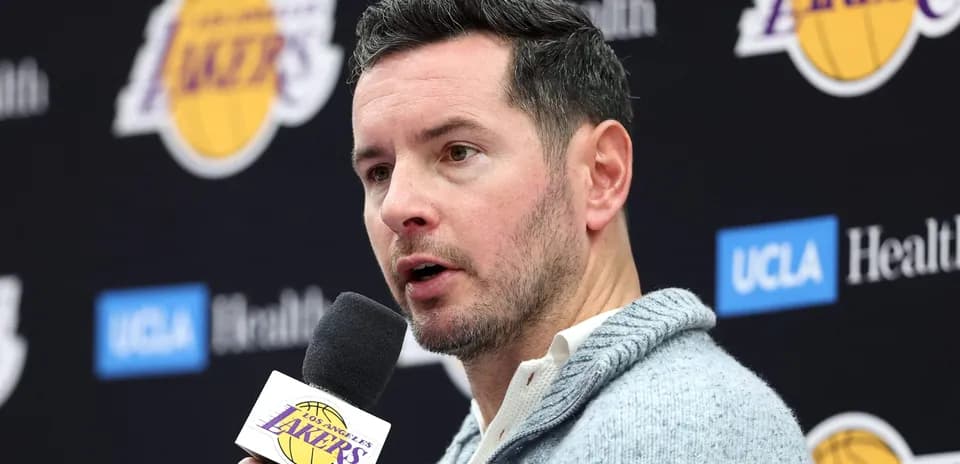 Persona hablando en conferencia de prensa de Los Angeles Lakers