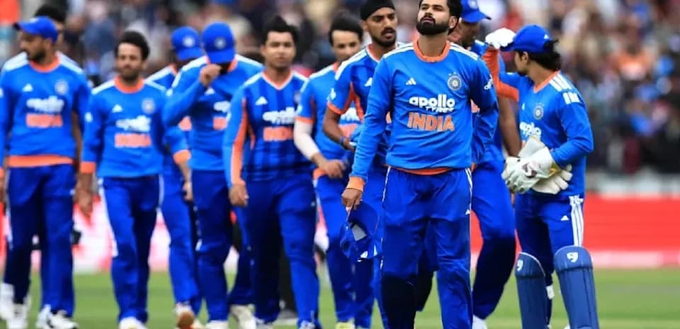 Equipo de cricket de India caminando por el campo