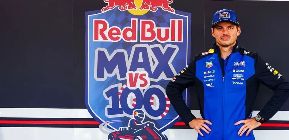Piloto posando frente a fondo de Red Bull
