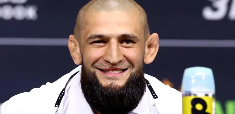 Luchador sonriendo en conferencia de prensa