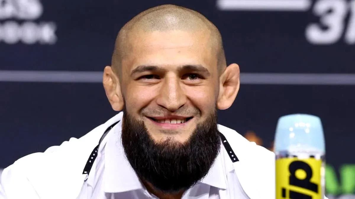 Luchador sonriendo en conferencia de prensa