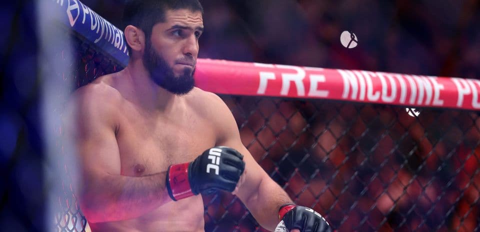 Luchador sentado en la jaula de UFC