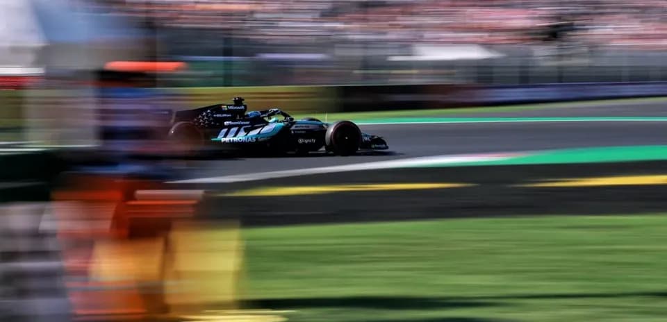 Coche de Fórmula 1 compitiendo en pista