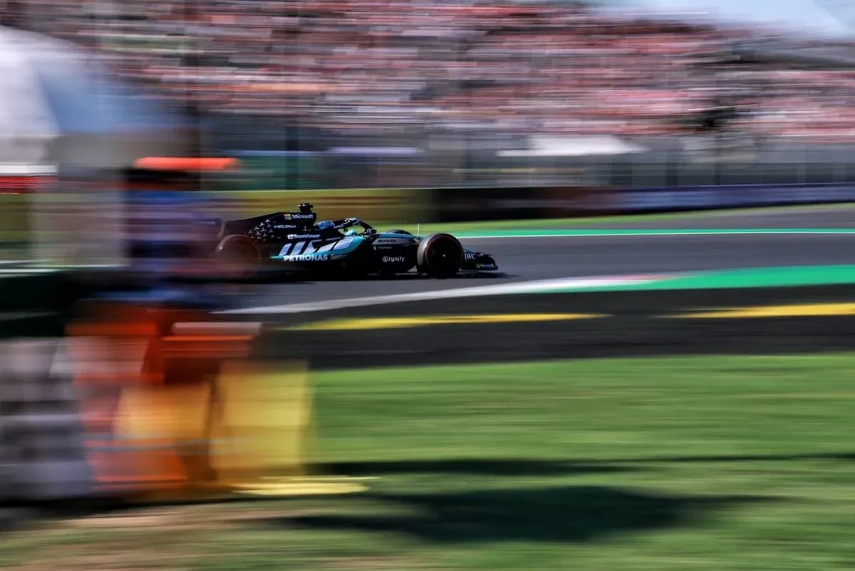 Coche de Fórmula 1 compitiendo en pista