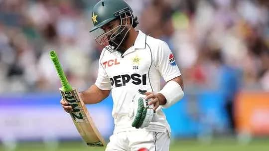 Jugador de cricket de Pakistán caminando con su bate