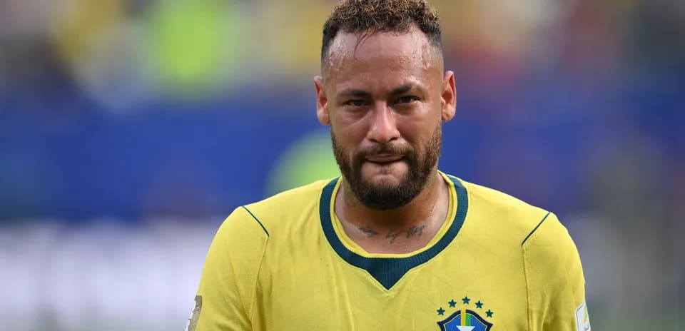 Neymar con camiseta de Brasil tras un partido