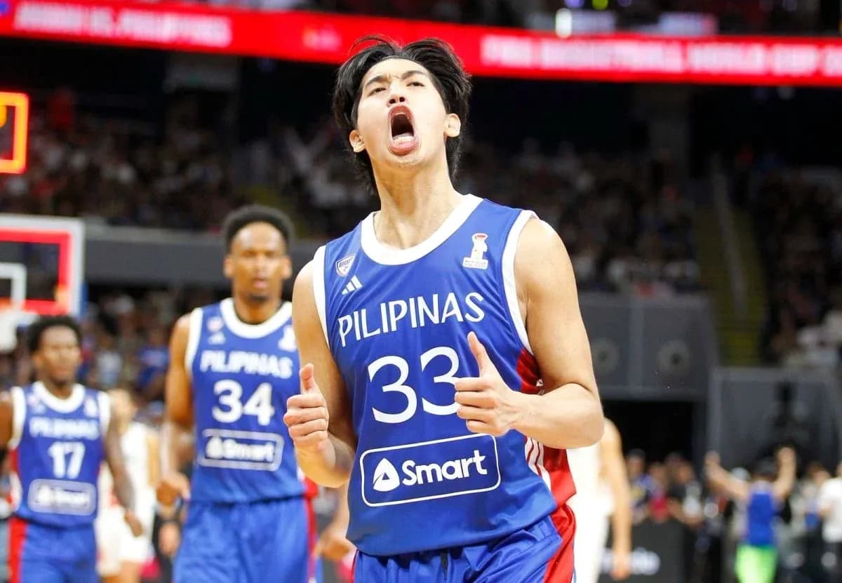 Jugador de baloncesto de Filipinas celebrando en la cancha