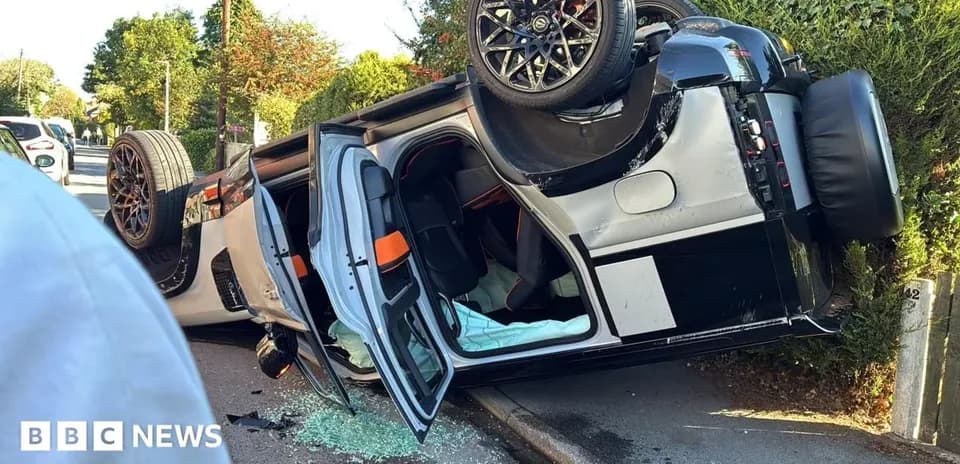 Coche volcado con vidrio roto en la carretera