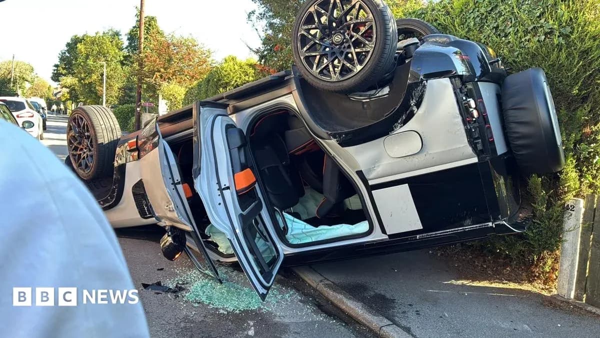 Coche volcado con vidrio roto en la carretera