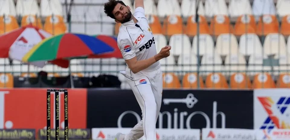 Jugador de cricket lanzando la bola en el campo