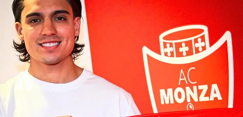 Jugador posando con camiseta de AC Monza