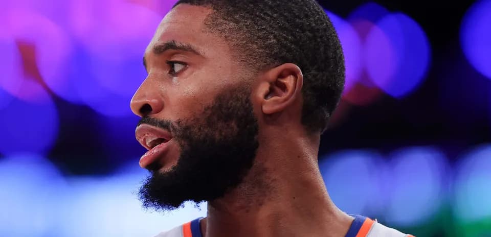 Jugador de baloncesto en perfil durante el juego