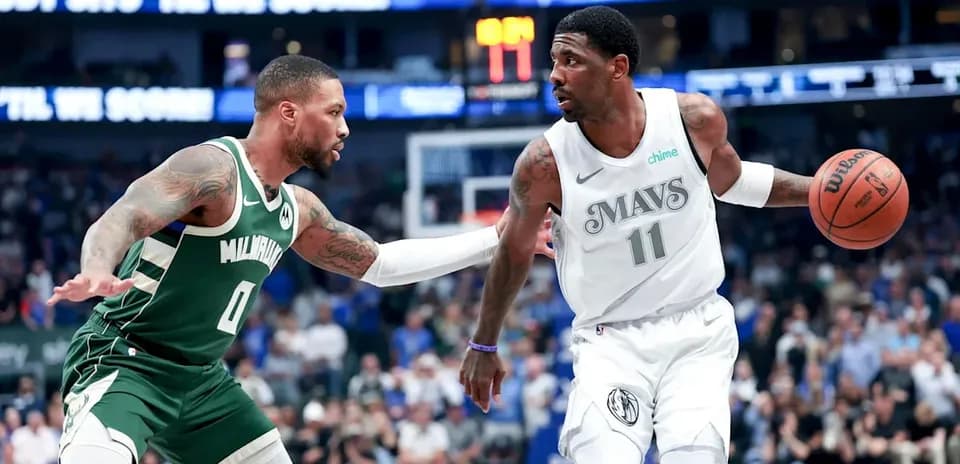Jugador de los Mavericks driblando mientras es defendido
