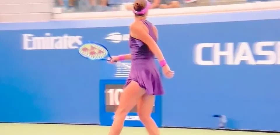 Jugadora de tenis realizando un golpe en la cancha