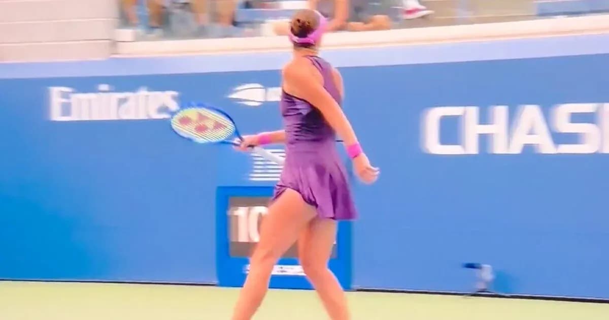 Jugadora de tenis realizando un golpe en la cancha
