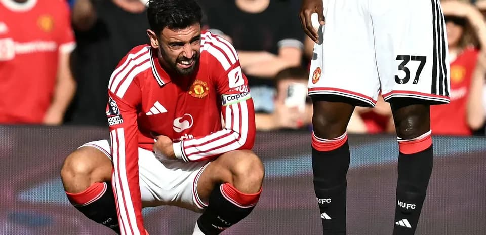 Jugador de Manchester United en el suelo durante el partido