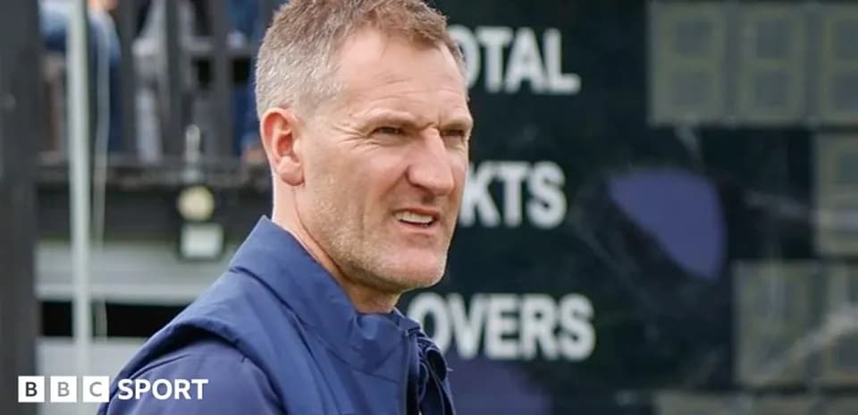 Entrenador observando el marcador durante un partido