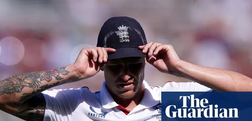 Jugador de cricket ajustando su gorra durante el partido