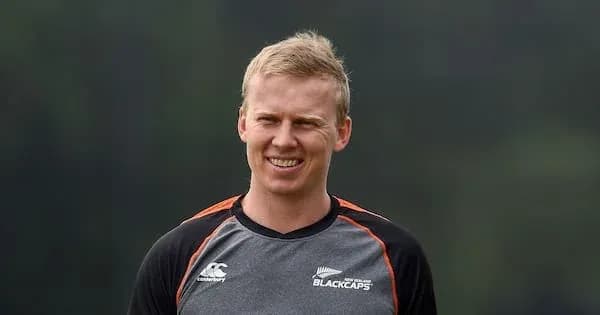 Jugador sonriente en camiseta de los Blackcaps