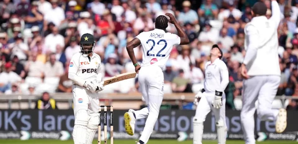 Jugador de cricket bateando mientras Archer celebra wicket