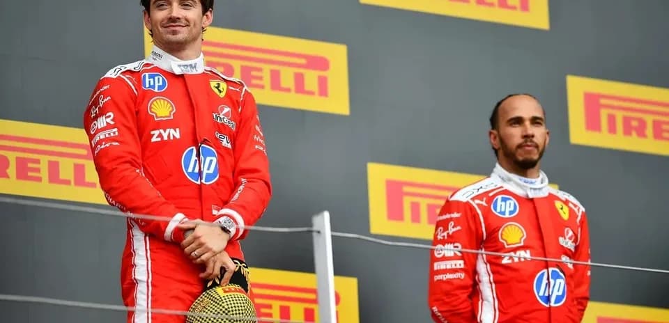 Pilotos de Ferrari en el podio de la carrera